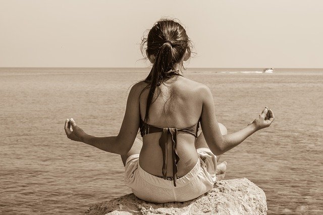 dívka při meditaci